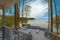 Scenic Lake View and Kayak Access - Breathtaking Lakeside Haven Hotel a Mountain Creek