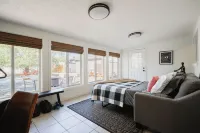 Hot Tub, Fire Pit and Barrel Sauna,  and one left turn to worlds best skiing! Hotel a Midvale