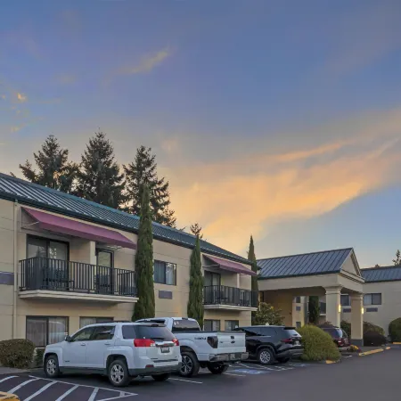 Best Western Plus Plaza by the Green