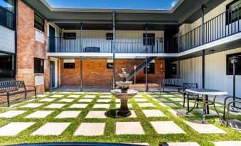 Stylish 1BR Urban Retreat