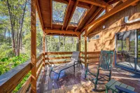 Furnished Deck + Forest Views: Pine Retreat! - Parkplatz