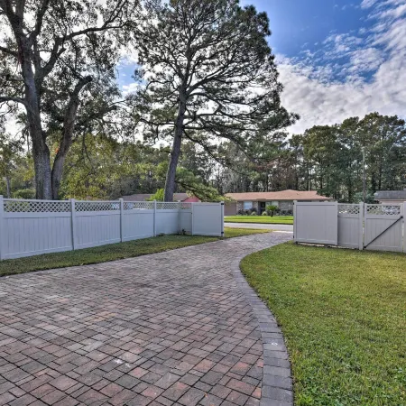 4 Mi to Jax! Quiet, Pet-Friendly Northside Studio