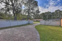 4 Mi to Jax! Quiet, Pet-Friendly Northside Studio