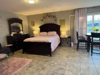 Chic Studio B w/private yard