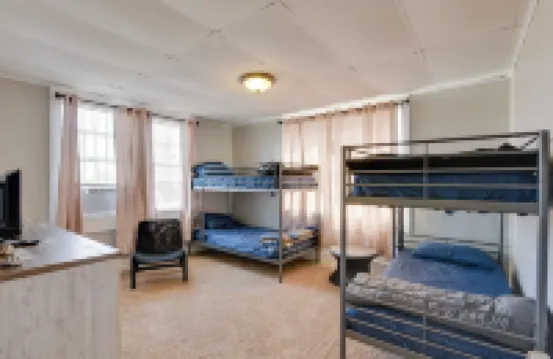 Beautiful Galveston Apt w/ Deck < 3 Mi to Dtwn!