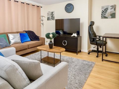 House - Sleeps 9 - Garden - Pet Friendly - Parking