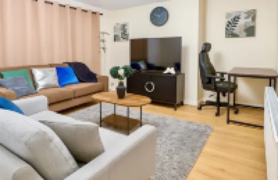 House - Sleeps 8 - Garden - Pet Friendly - Parking