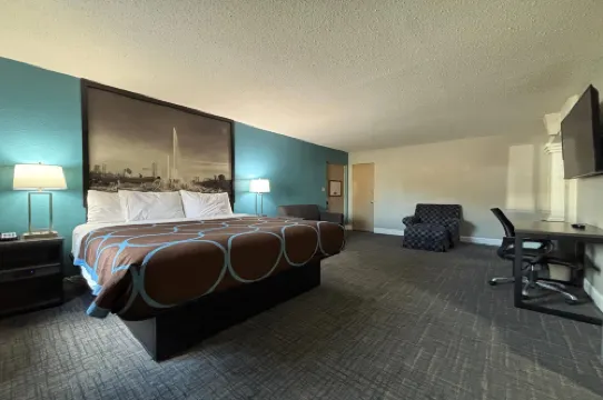 Super 8 by Wyndham Belleville IL/St. Louis Area