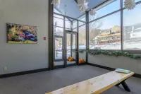 208 Village Gate Studio Bedroom Condo by RedAwning Hotels in Warren