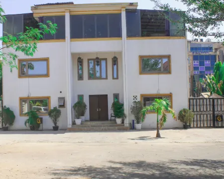 Nuitdeparis quest house and restaurant Hoteles en Wuse 2