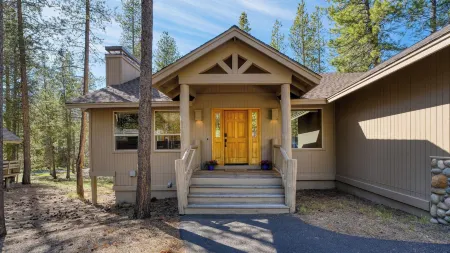 Quail by Avantstay Great Location + Game Room, Hot Tub, & Deck!