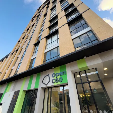 C60 Rentals Отели рядом с достопримечательностью «Театр «Роял Сентер»»