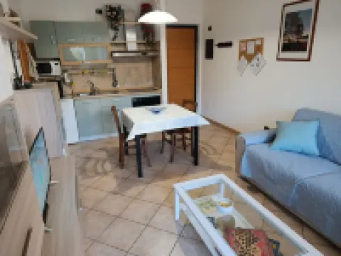 Apartment with private garden two steps from the lake.