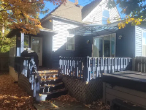 Charming Cottage with Hot Tub and Cozy Outdoor Space - Delightful Getaway