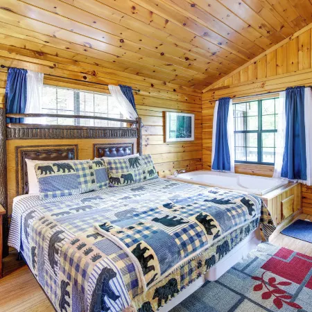 Tennessee Cabin w/ Balcony, Hot Tub & Pool Access!