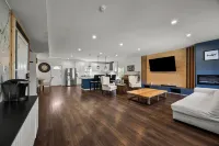 Top-Notch Columbus Retreat with on Demand Driver