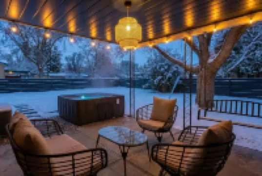 Hot Tub ~ Media Room ~ Game Room ~ USU .4 miles