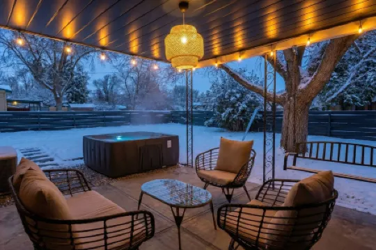 Hot Tub ~ Media Room ~ Game Room ~ USU .4 miles