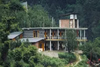 Yellowjackets Hotel Tosh