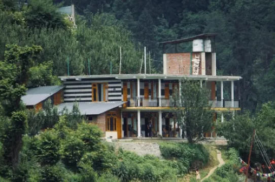 Yellowjackets Hotel Tosh