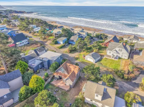 Charming Coastal Cottage with Ocean View and Fire Pit - Inviting Retreat Hotels in Gleneden Beach
