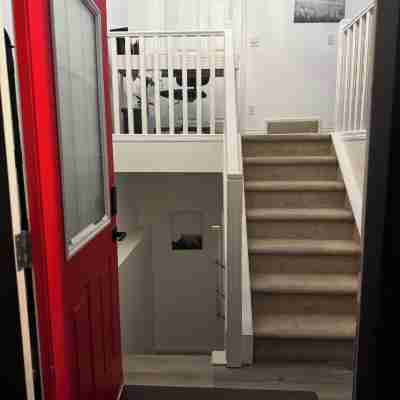 9 minutes from the airport cozy basement Others