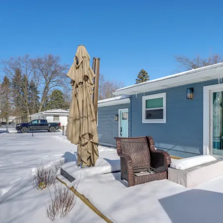 Deck, Fire Pit! Fully Updated Home Near Lake Huron