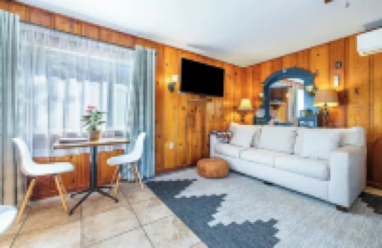 1 Min from Sequoia National Park Cabin for 2 with Additional Sleeper Sofa