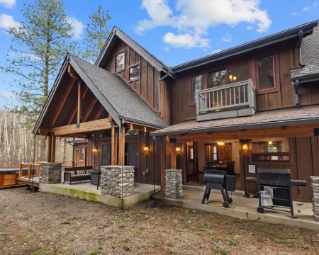 New Hot Tub - 3 Bedroom - 3.5 Bath - Bedrooms Have Private Bathrooms - Fire Pit Hotels in Ronald
