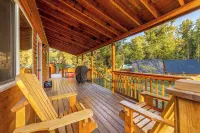 Glacier National Park-cozy, rustic home w/ hot tub, just 6 minutes to the park