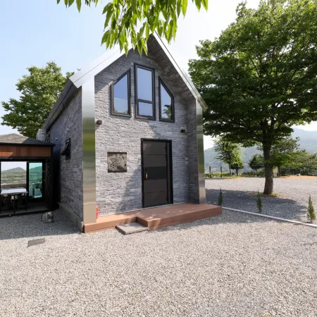 Anseong Yongseol Lake Tourist Farm