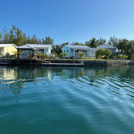Charming New Blue Studio on water with dock, WiFi & AC in fun time Freeport Отели в г. Фрипорт