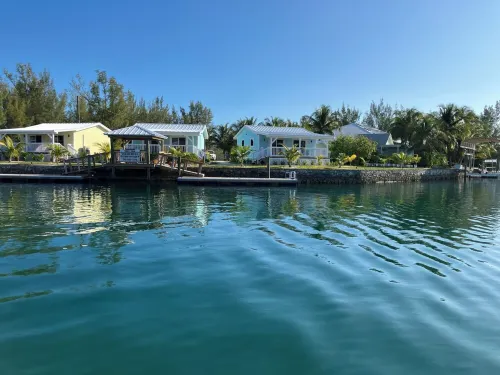Charming New Blue Studio on water with dock, WiFi & AC in fun time Freeport