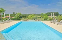Hôtel la Bastide d'Iris - ที่มีสระว่ายน้ำ