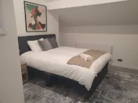 Modern 3‑Bedroom Home in Bury — Premium Mattresses • Blackout Blinds • Ensuite M - 3성급