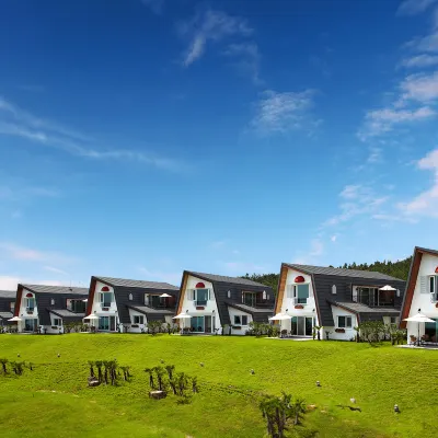 Seogwipo Nuga Village Pension Отели рядом с достопримечательностью «Храм Хелимса»