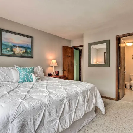 1 Mi to Dining! Lakeside Group Getaway in Ozarks