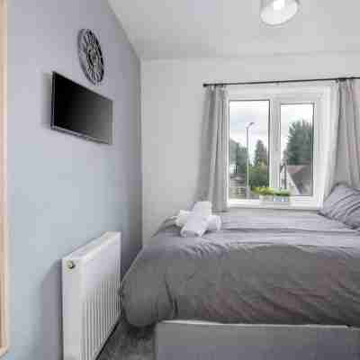 Charming 3-Bedroom Wolverhampton Home with Private Hot Tub Rooms