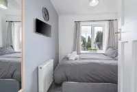 Charming 3-Bedroom Wolverhampton Home with Private Hot Tub - Kylpyammeita