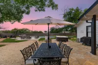 Brand New Private Pool and Hot-Tub Near Main!