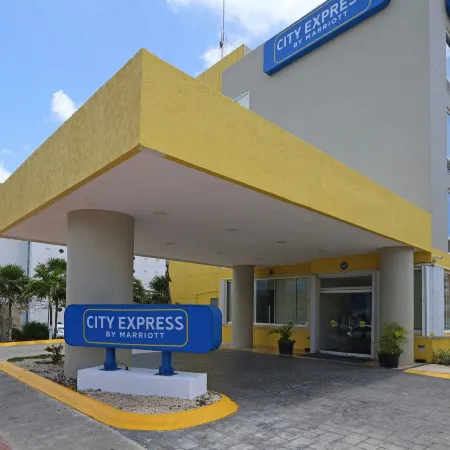 City Express by Marriott Cancun Отели рядом с достопримечательностью «Торговый центр Plaza Las Americas»