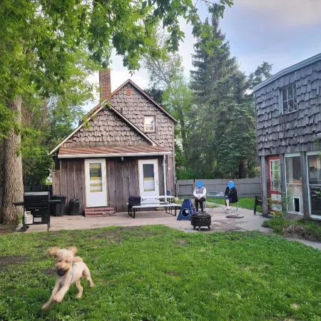 Charmer on 4th · 3Br/2BA · Downtown · Fire Pit · Fenced Yard · Enclosed Porch Отели в г. Девилс Лейк