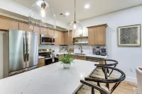 Near Trails & Town! Newly Built Mena Retreat
