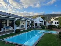 Sixteen Guesthouse on Main - Pools