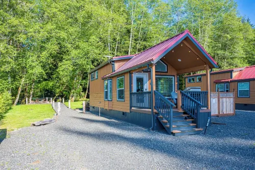 Rainforest Tiny Home Retreat: Farmhouse