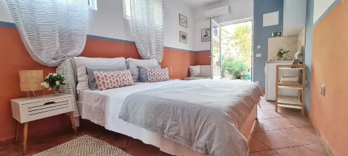Studio Apartments Roza - A Charming Oasis in the Centre of Makarska - غرفة مطلة على الجبل