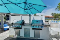 Resort Retreat w/ Pools! 6 Mi to Bradenton Beach - Kitchen