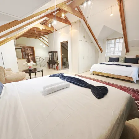 Brookyard Guest House Отели рядом с достопримечательностью «Район Хэтфилд-сквер»