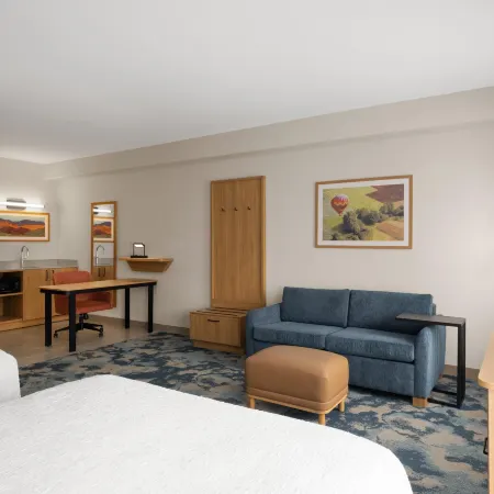 Hampton Inn & Suites Ontario