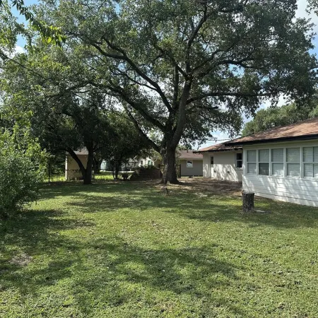 Newly Remodeled Farmhouse, 12 Minute Walk to Campus. 3Bd 3ba with Bonus Room